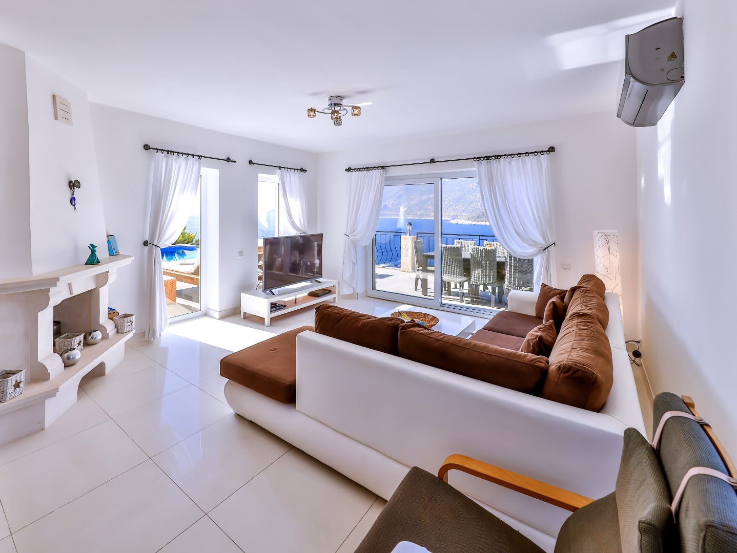 Double bedroom overlooking the private pool with balcony access